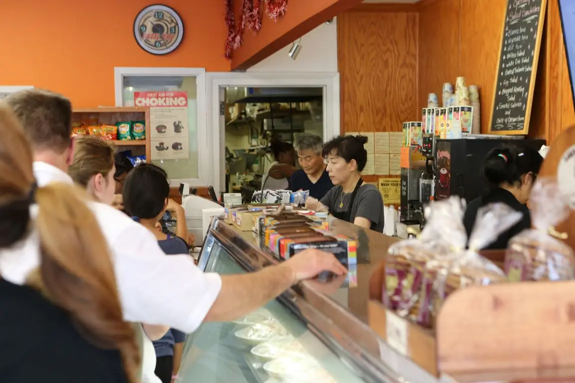 뉴욕 Bagel Time 매장 카운터에서 주문하는 손님들